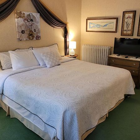 Ruby Manor Bed & Breakfast Gananoque Kültér fotó