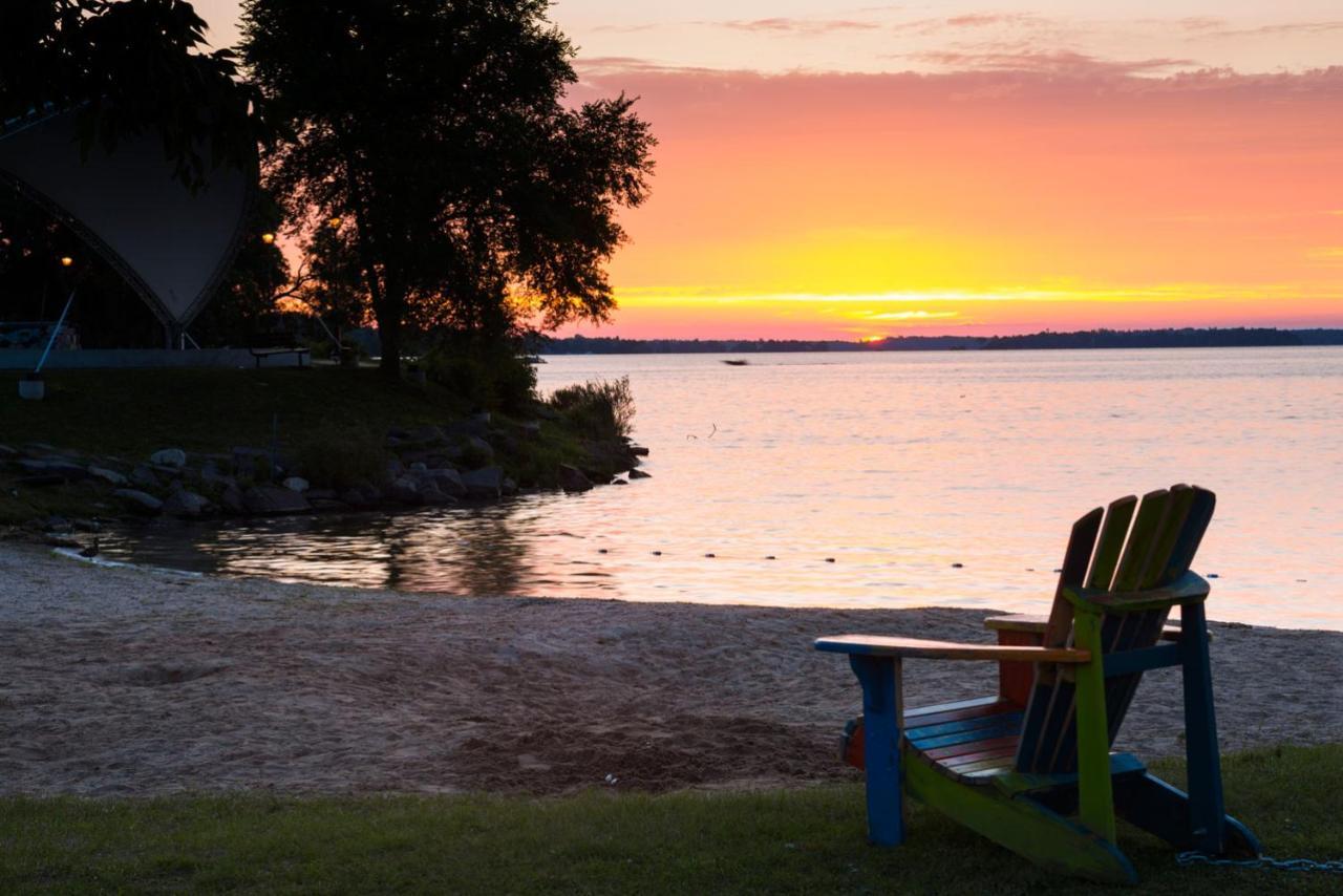 Ruby Manor Bed & Breakfast Gananoque Kültér fotó