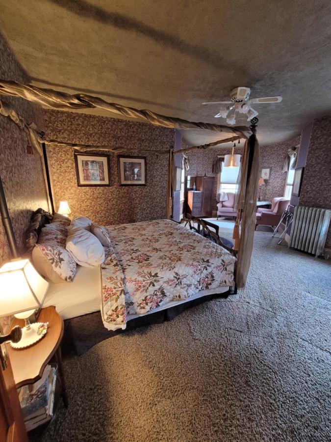 Ruby Manor Bed & Breakfast Gananoque Kültér fotó