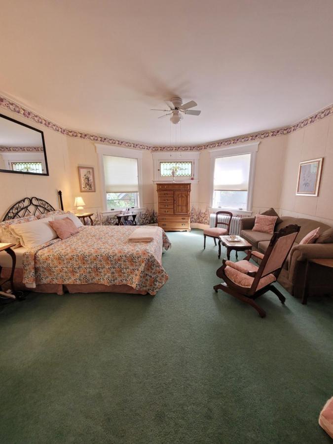 Ruby Manor Bed & Breakfast Gananoque Kültér fotó