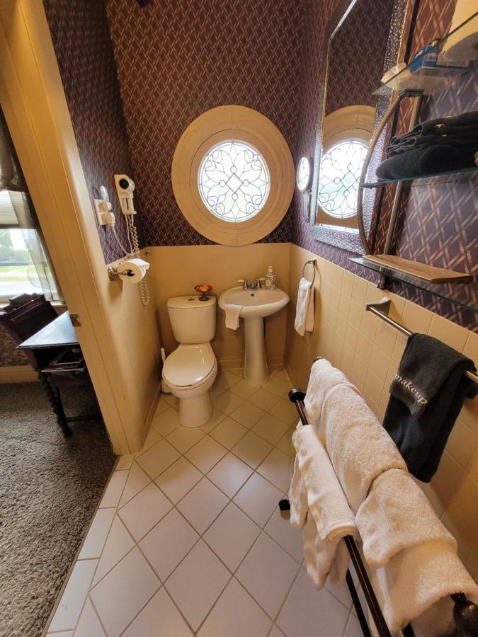 Ruby Manor Bed & Breakfast Gananoque Kültér fotó