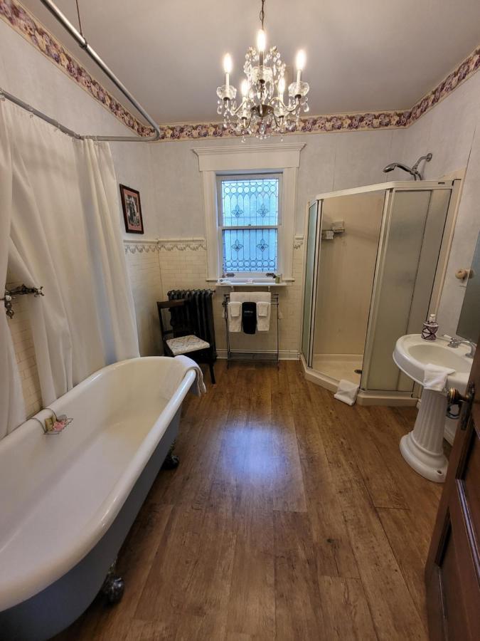 Ruby Manor Bed & Breakfast Gananoque Kültér fotó