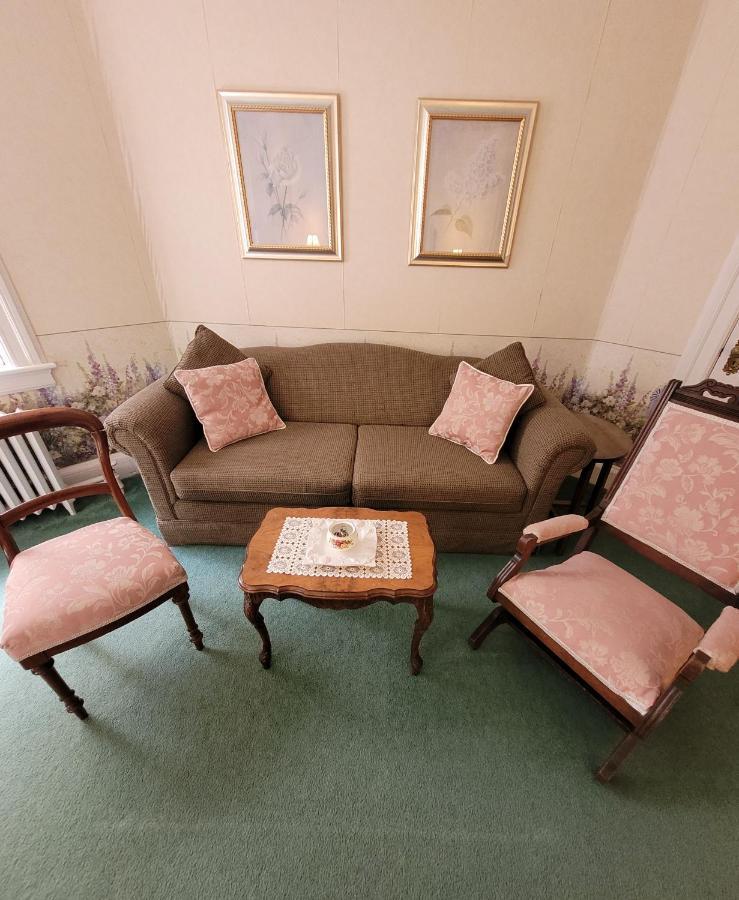 Ruby Manor Bed & Breakfast Gananoque Kültér fotó