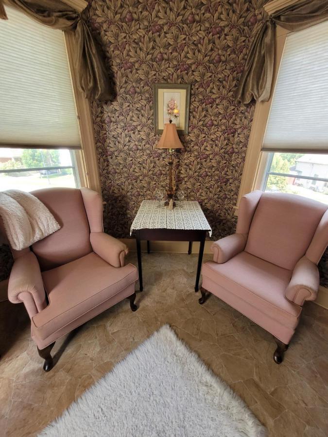 Ruby Manor Bed & Breakfast Gananoque Kültér fotó